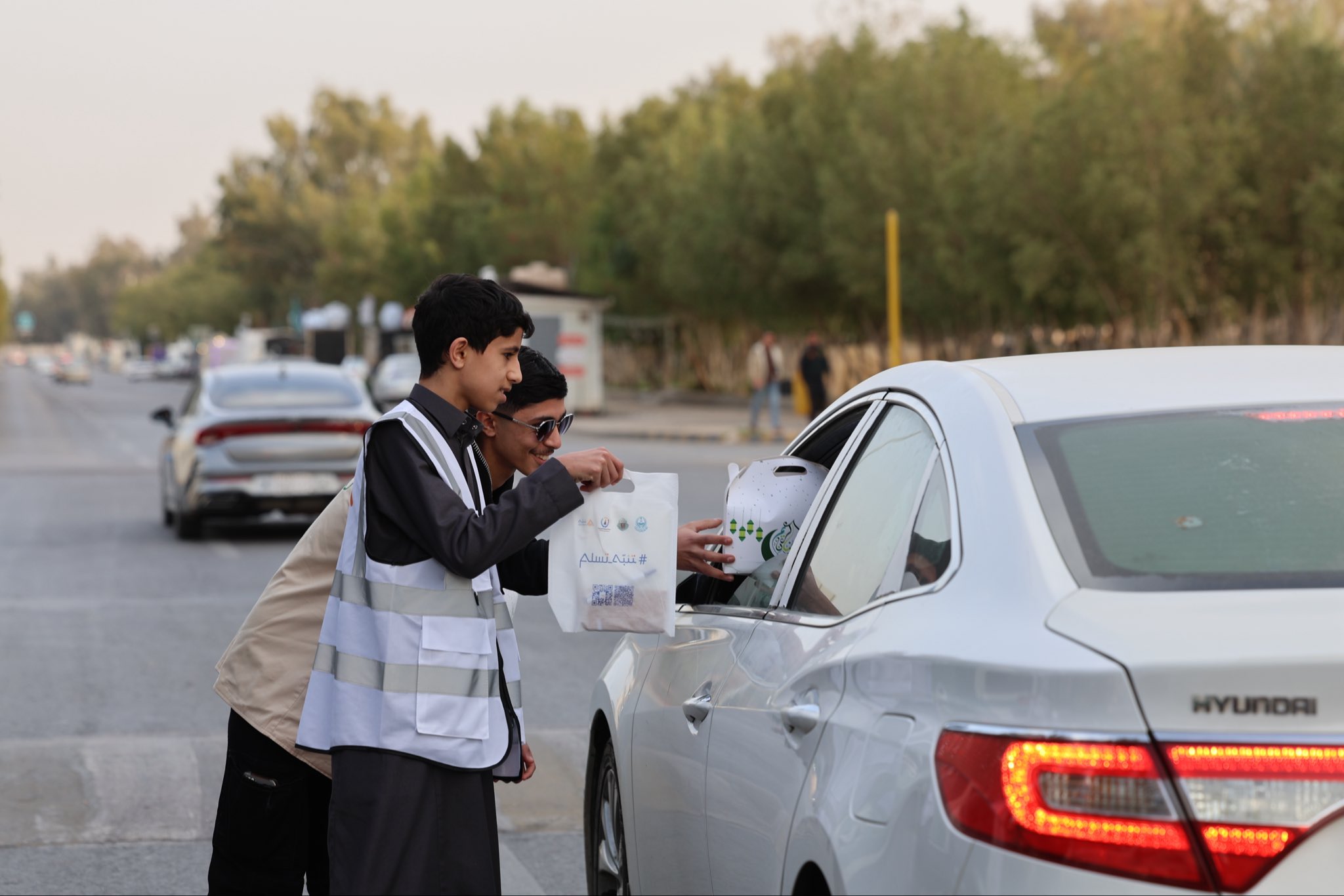صورة من توزيعات في الميدان لحملة تنبه تسلم
